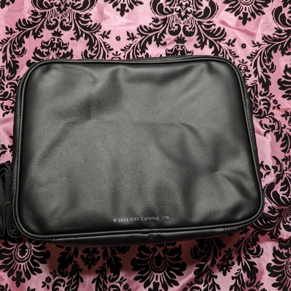 Kiss hologram glamlite makeup bag - Picture 3 of 6